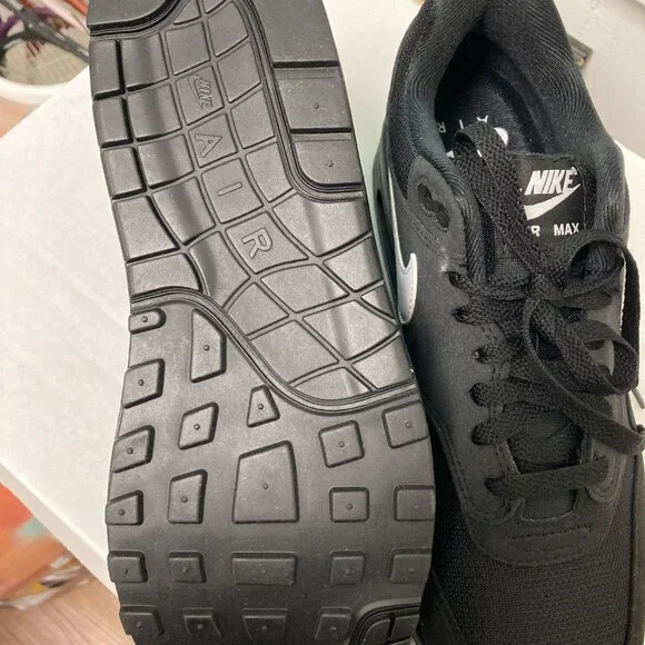 Brand New (never worn) Nike Air Max sneakers size US 9.5 - Picture 2 of 4